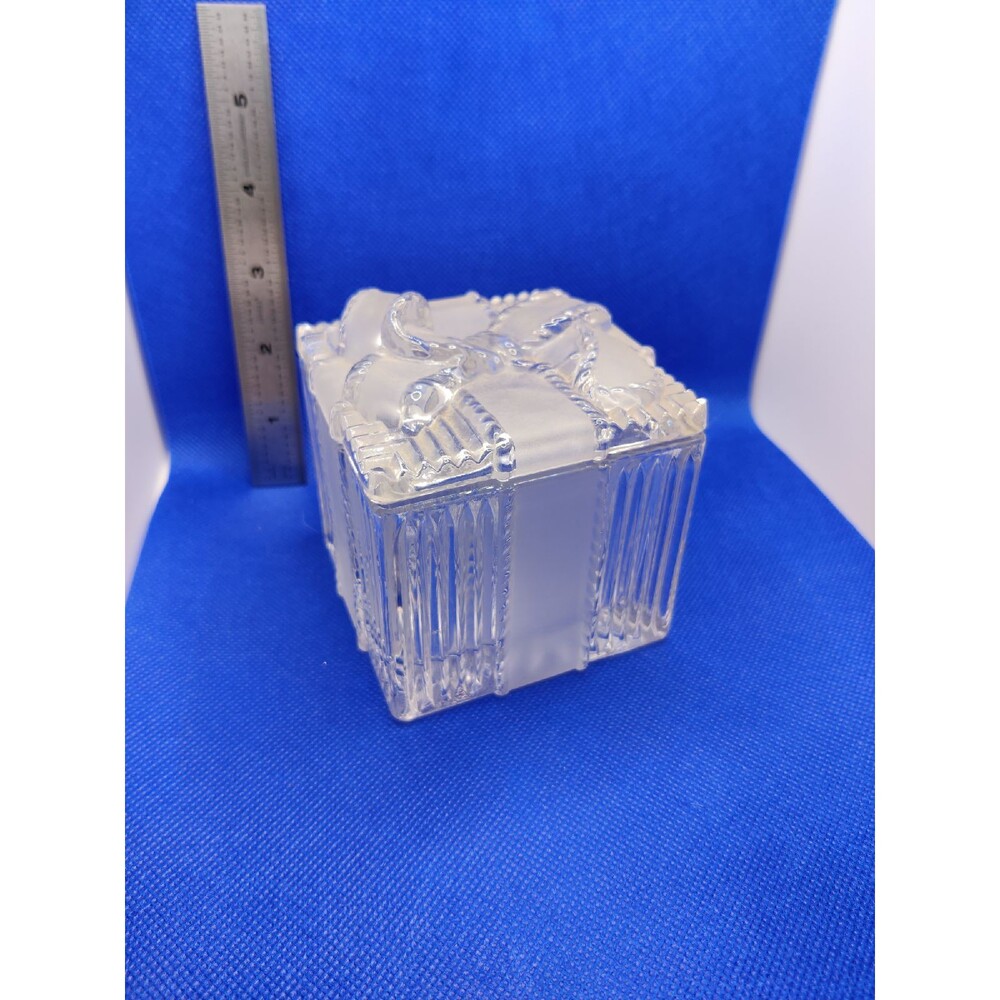 Glass Present Shaped Dish with Lid